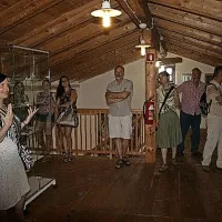 Ob otvoritvi razstave v Jurjevem skednju v Škocjanu z 
naslovom Lišajska karta Regijskega parka Škocjanske jame. 
V ospredju je koordinatorka projekta Suzana Žižek.   
