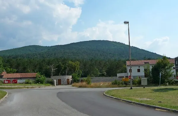 Manj kot sto metrov stran, ob magistralni cesti Lokev-mejni prehod Lipica, so investitorji leta 
2009 zgradili dve razkošni stanovanjski hiši, šest parcel  je ostalo nepozidanih. V ozadju je hrib 
Kokoš.

