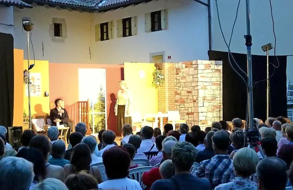 Morda ni  tako daleč dan, ko bodo gledališčniki svoj festival  v Kanalu prirejali ne le v prijetnem, 
ampak tudi v  bolj  lično urejenem okolju.