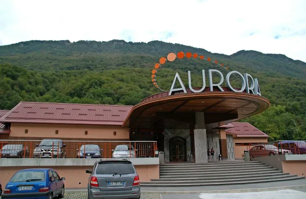 Aurora je s 50 zaposlenimi pomemben delodajalec. V letih 
debelih krav je bila bistvena tudi za proračun kobariške 
občine, saj je vanj  prispevala skoraj pol milijona koncesnine:  
danes dajatev znaša še vedno nezanemarljivih 170.000 
evrov.