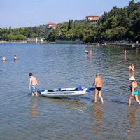 Ankarančani zahtevajo, da Luka Koper očisti mulj z njihovih plaž