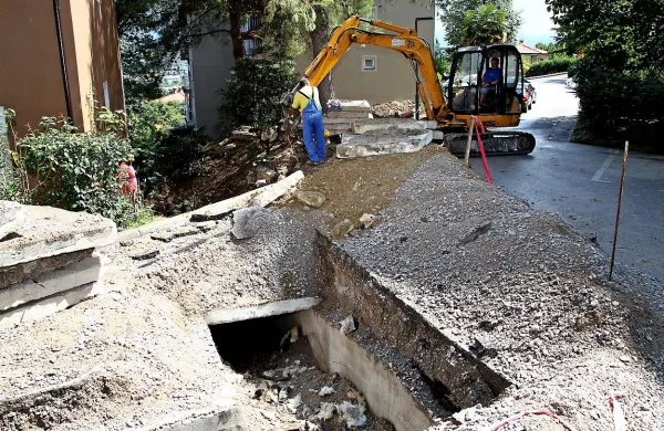 Izvajalcem največ težav  pri obnovi povzroča pomanjkljiva 
dokumentacija o poteku trase starega dela vročevoda.