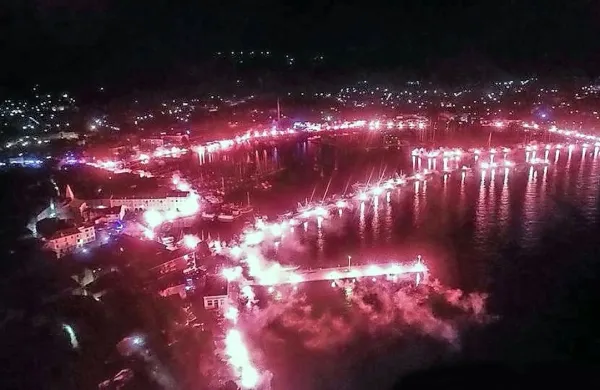 Tako je 250 bakel sinoči razsvetlilo izolsko obalo.