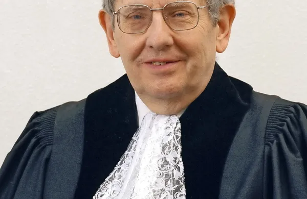 Arbitražno sodišče je danes v odzivu na stališče Slovenije, ki 
je po odstopu Hrvaške od arbitražnega sporazuma zahtevala, da se arbitražni postopek nadaljuje, sporočilo, da bo 
stališča obeh držav preučilo, ko bo znova sestavljeno. To je 
sedaj v rokah predsednika sodišča Gilberta Guillauma (na 
fotografiji), saj je na njem, da imenuje oba arbitra.