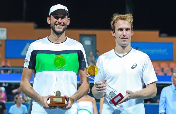 Zmagovalec Luca Vanni (levo) je ves turnir izgubil le dve igri 
na svoj servis, finalist Grega Žemlja pa je na ATP lestvici s 
portoroškim uspehom napredoval za   59 mest.
