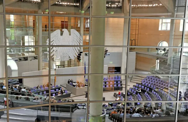 Nemški parlament je  potrdil tretji program finančne pomoči 
Grčiji v zadnjih petih letih.