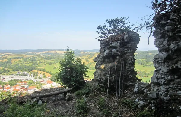 Domačini so očistili okolico senožeškega starega gradu, kjer je razgledna točka s klopco (na 
fotografiji levo), po kateri jih vedno  sprašujejo obiskovalci bližnje Vremščice. 