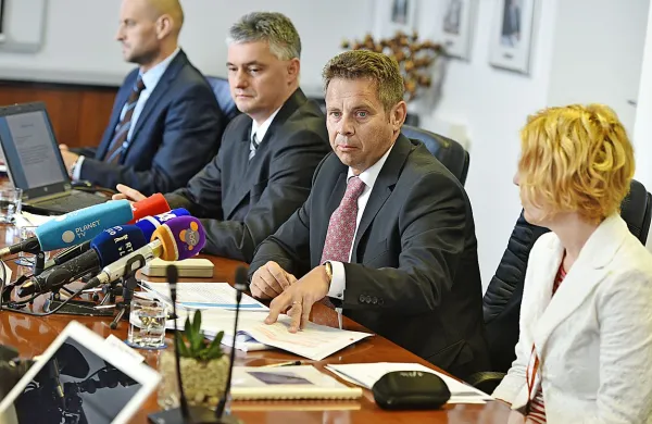 Revizorji so ugotovitve predali tudi organom pregona. 