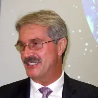 Strokovni komisiji ZZ, ki je  analizirala razmere in delo na 
otroški srčni kirurgiji ljubljanskega UKC v  med letoma 2007 in 
2014, predseduje vrhunski kardiokirurg iz ZDA prof. dr. Ivan 
Gregorič.  