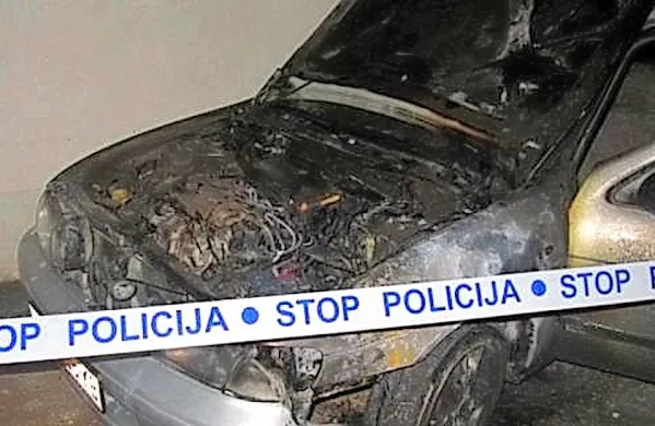 V torek, ob 4. uri je nekdo zažgal avtomobil glavne odgovorne 
urednice istrskega spletnega portala iPress Tatjane Uvodić 
Iveša.