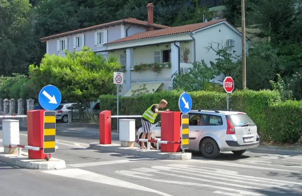 Na občini bodo pripravili nov odlok, ki bo določil, kdo sme mimo zapornic v mesto Piran in  
koliko časa tam lahko  ostane.
