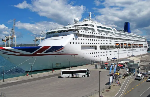 Potniška ladja Oriana ladjarja P&O Cruises je danes pripeljala 
v Koper 1800 turistov.