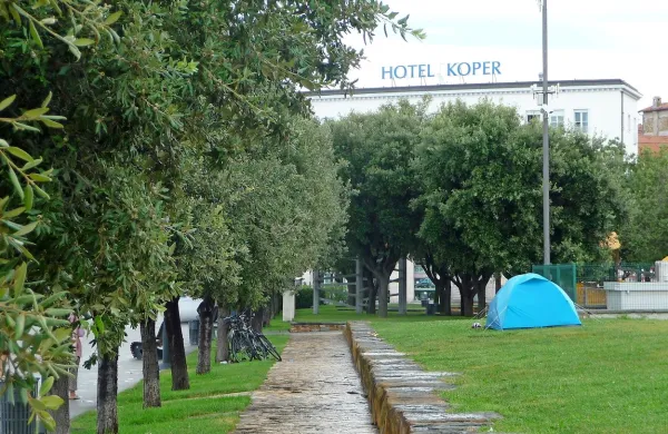 Angleški turisti so kmalu uvideli, da  zelenica ob koprski tržnici 
ni bila dobra izbira za počitek v šotoru.  