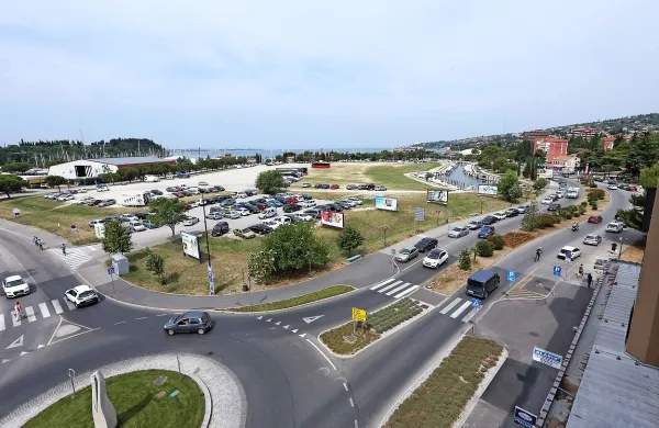 Na makadamskem parkirišču v Luciji  (v ozadju  levo) bo od jutri za uro parkiranja treba odšteti 
pol evra.