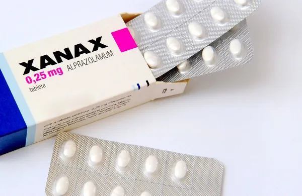V škatlici xanaxa je 30 tablet, cena se giblje od 2,97 evra za 
0,25-miligramske do 4,08 evra za miligramske tablete.