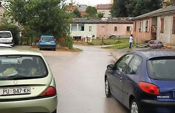 Improvizirano parkirišče v okolici puljske arene