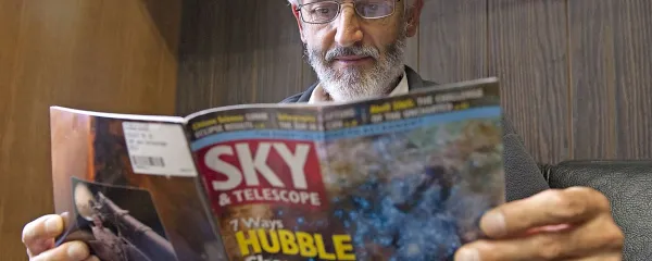 Herman Mikuž je zvezdogled po duši: v službenem času je astronom v Ljubljani, v prostem pa upravlja observatorij  v rodnem Črnem Vrhu.