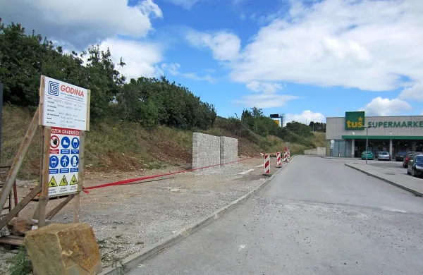 V začetku septembra bo ob Tuševi trgovini na Kozini (na fotografiji levo) zaživela nova in urejena kmečka tržnica.

