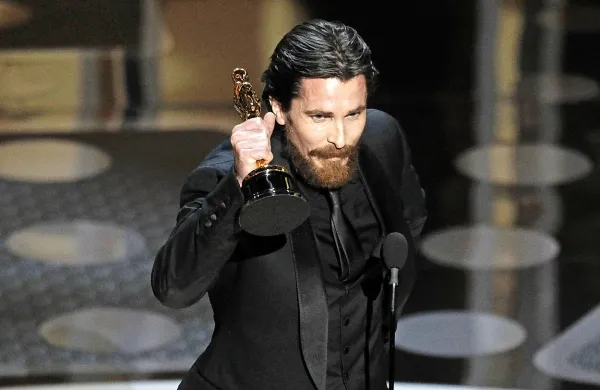 Christian Bale z oskarjem, ki si ga je prislužil za vlogo v filmu 
Bokser.