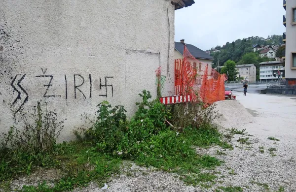 Svastiko s Hidriine podrtije na Uti v središču Idrije naj bi 
korporacija odstranila v teh dneh.