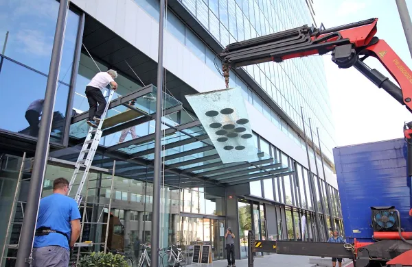 Poškodovano steklo  nad vhodom v Eda center so včeraj 
varno odstranili in ga zamenjali z novim.