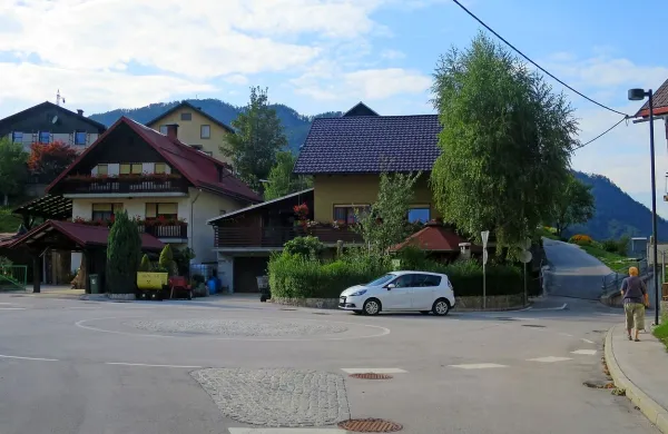   Miniaturno krožišče, ki je po pravilniku nujno, so si Idrijčani 
uredili sami, ker jim ga država na svojih cestah noče. 
Zahtevana avtocesta pa je vendarle prevelik zalogaj.