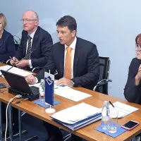  Delničarji Luke Koper so na  skupščini izglasovali nasprotni 
predlog Slovenskega državnega holdinga in Kapitalske 
družbe, po katerem se za izplačilo dividend nameni 94 centov 
na navadno delnico. Uprava in nadzorni svet sta prvotno 
predlagala izplačilo dividend v višini 61 centov na delnico.