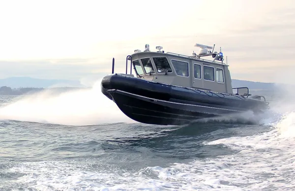 Če ne bo novih pritožb in zapletov, bodo policisti po našem morju čez dobro leto  brzeli s 
kanadskima gumijasto-aluminijastima čolnoma kanadskega proizvajalca Titan boats.