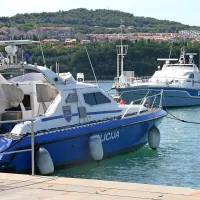 Naši pomorski policisti naj bi se po prihodu dveh novih čolnov 
skoraj zagotovo rešili največjega in najstarejšega ter zelo 
potratnega čolna P 111 (v ozadju), ne pa tudi čolna P 66 (v 
ospredju). V odpis naj bi šel eden od dvojice starejših 
čolnov.