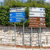 Tržaški kras je  dosledno dvojezičen.