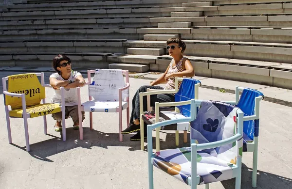 Nina Ukmar (levo) in Petra Doljak zagotavljata, da “Vileniški” 
stoli dosegajo namen prvotne uporabe, hkrati pa so še 
prijetni na pogled.