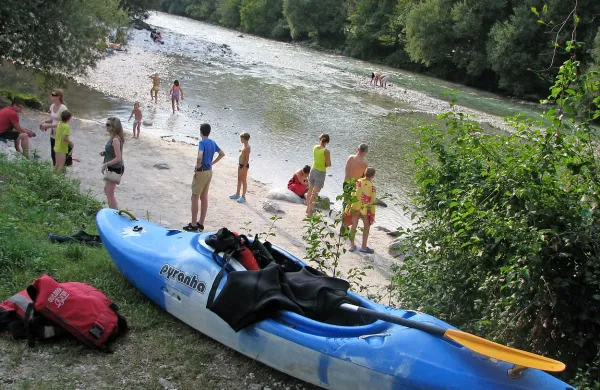 Kopanje in plovba po rekah sta še vedno osrednji magnet za 
turiste. Na fotografiji vstopno mesto Čezsoča.