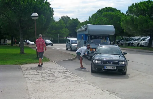 Na parkirišče je včeraj dopoldne prihajalo precej avtomobilov, pred vhodom se je nabrala  kolona.