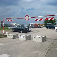 Marina Portorož je včeraj začela zaračunavati parkirnino na 
velikem makadamskem parkirišču, a tudi na manjšem asfaltiranem parkirišču nasproti zdravstvenega doma. 