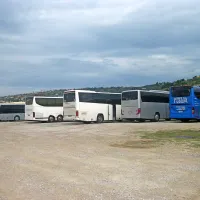 Avtobusi so doslej na makadamskem parkirišču lahko parkirali brezplačno, od včeraj morajo plačati 30 evrov na dan.
