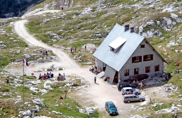 Nesrečna Čehinja je svojo zadnjo noč prespala v koči na 
Mangrtskem sedlu.