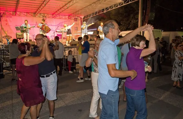 Primorski fantje so na Lonki igrali za ples. 