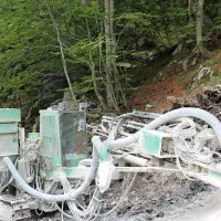 Tudi s pomočjo velikanskega vrtalnika za mine bo cesta 
premagala skalne skoke na višini 1500 metrov.