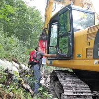 Inženir Janez Planinc je tako dajal navodila delavcu, ki je  
razbijal skale s hidravličnim kladivom.  
