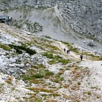 S približno 1400 metrov nad morjem so se alpinisti-monterji s 
težkimi tovori na 2000 metrov visoko delovišče na žičnici 
odpravili peš.