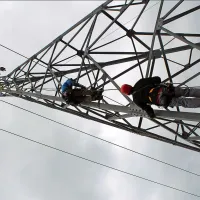 Pri uravnavanju zvitega stebra na višini 2010 metrov,  s 
katerega je padla jeklenica, ni šale. 20 metrov nad špičastim 
alpskim krasom je vsak korak lahko zadnji.