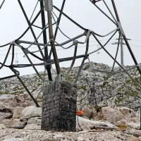 Kljub visokim temeljem je snežna gmota, ki bi jo sicer odstranjeval snežni teptalec, povsem zvila 
spodnji del konstrukcije stebra na višini 2137 metrov.  Vse, kar je zvito, bo treba zamenjati.

