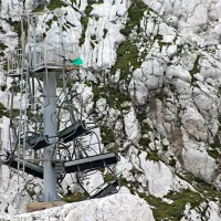 Lahko bi bila umetniška instalacija, pa ni.  Polomljeni sedeži 
so obešeni na steber, od koder so  v boljših časih delavci 
prožili plazove ali z žičnico oskrbovali planinsko kočo. 