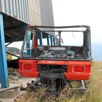 Ko bo čez nekaj tednov cesta dosegla postajo Skripi, bo 
mogoče  razmišljati tudi o odstranitvi tehničnih spomenikov, 
kot je ta odslužen teptalni stroj.