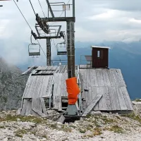 Če nisi kaskader, ostani v tovarni!