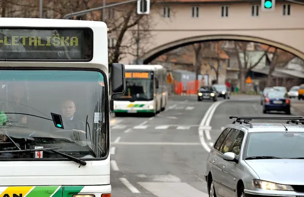 Ponudniki javnega prevoza danes začenjajo s  predprodajo 
subvencioniranih vozovnic za dijake in študente.