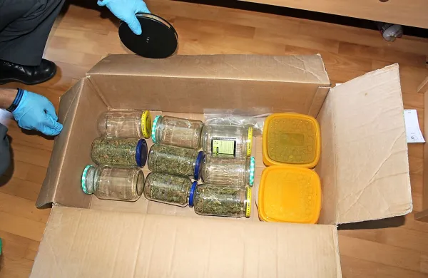 V hišni preiskavi so policisti našli še več droge.