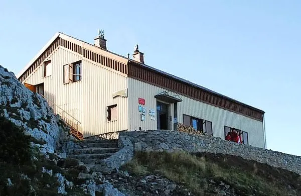 Italijanski glasbenik je sredi noči padel skozi okno koče (v 
nadstropju desno) dobra dva metra globoko.