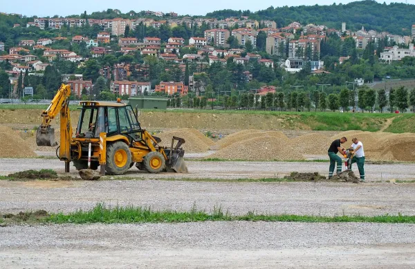 Namesto gradnje protipoplavnega nasipa so se v občinski 
upravi in komunali odločili za dvig celotne parkirne površine 
z nasutjem gramoza.