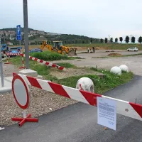 Na desni strani peščenega parkirišča do konca tedna ne bo 
moč parkirati. 